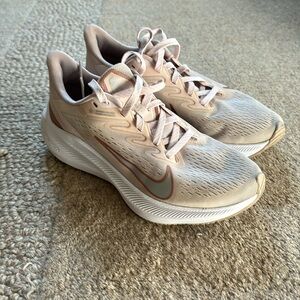 Women’s Nike sneakers 6.5